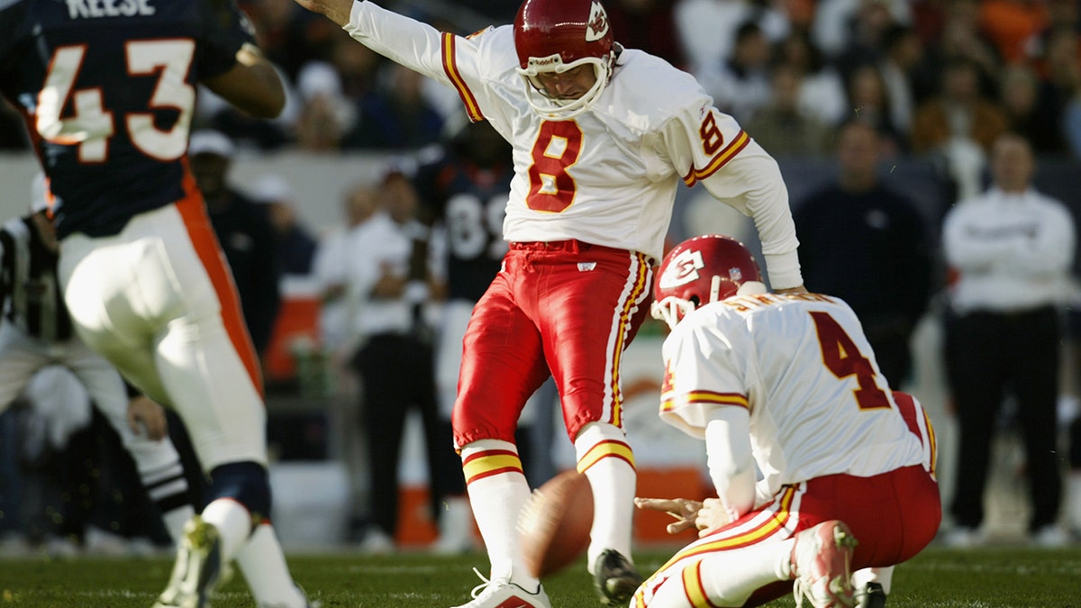 Priest Holmes of the Kansas City Chiefs during the Chiefs 38-31