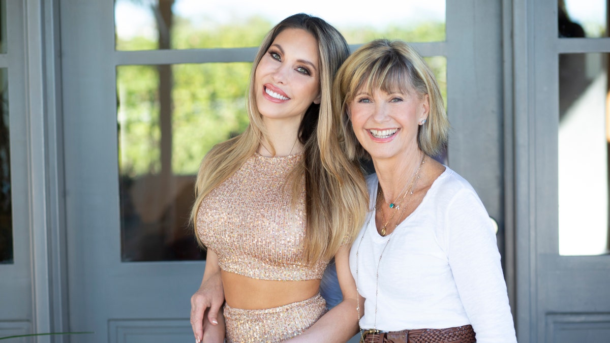 (L-R): Chloe Lattanzi and mom Olivia Newton-John.