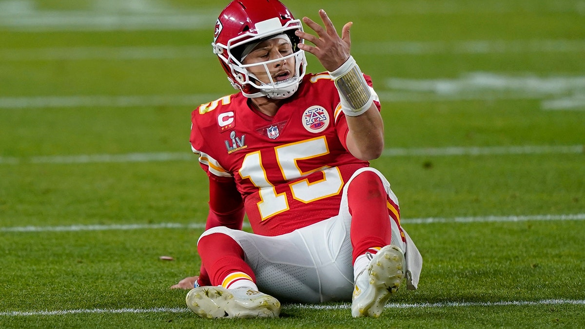 Patrick Mahomes' Mom Rips Super Bowl Refs In Tweet To Gisele Bündchen   Judging off this tweet that was directed to Gisele Bündchen, Patrick Mahomes'  Mom was not happy with the referees