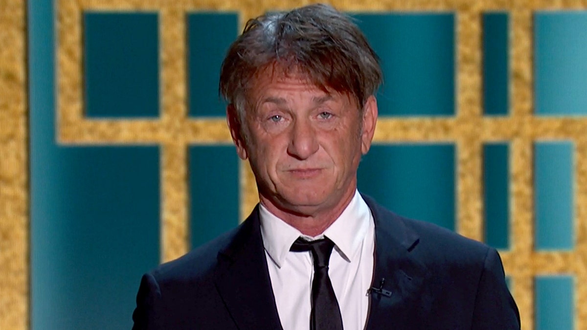 Sean Penn's hair at Golden Globes trends on social media | Fox News