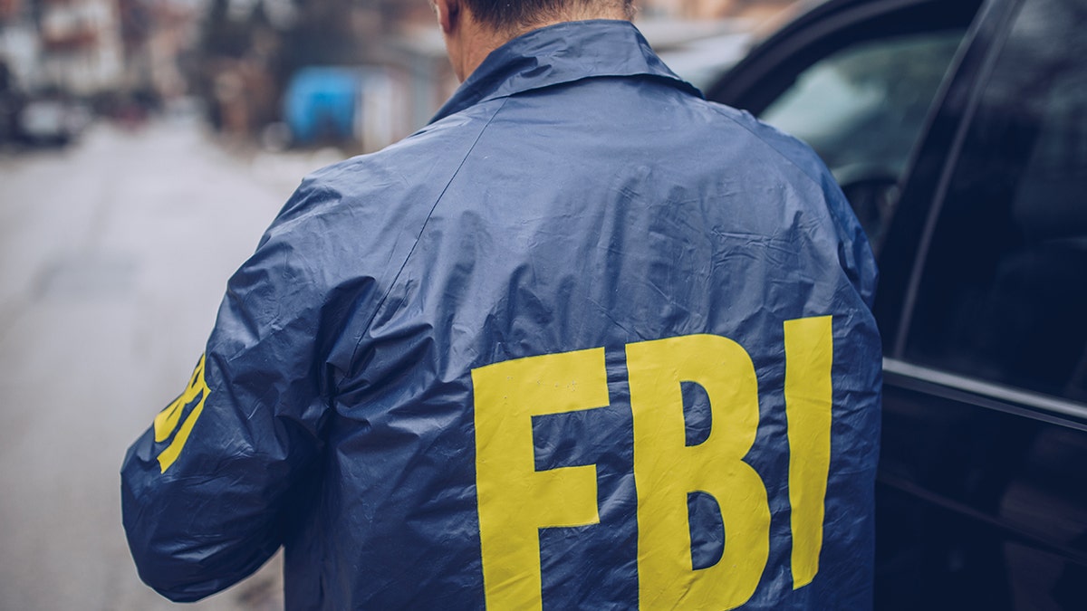 FBI જેકેટ પહેરેલા ફોટામાં પુરૂષ FBI એજન્ટ દેખાય છે