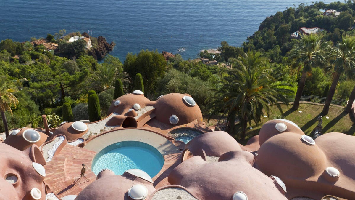 The out-of-this-world "Le Palais Bulles" in Théoule-sur-Mer overlooks the Bay of Cannes.