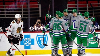 Niederreiter, Hurricanes pull away to beat Blackhawks 5-3