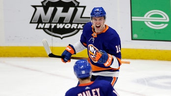 Islanders score 5 in 3rd, beat first-place Bruins 7-2