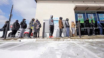 Long lines form at Texas grocery stores as food demand soars amid historic storm
