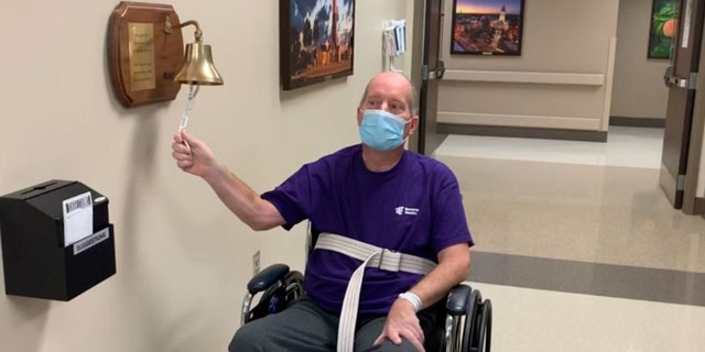 La primera celebración de Chris Sickel fue el viernes pasado cuando antes de irse a casa tocó la campana en el Hospital de Rehabilitación de Salud Encompass después de una estancia de 10 días. (Chris Sickel)