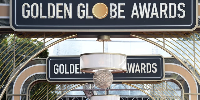 La signalisation de l'événement apparaît au-dessus du tapis rouge lors de la 77e cérémonie annuelle des Golden Globes, le 5 janvier 2020, à Beverly Hills, en Californie. La 78e édition des Golden Globes se tiendra le dimanche 18 février 2021. 