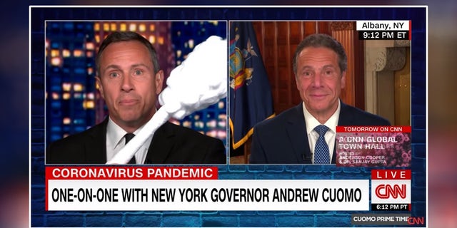 El exgobernador de Nueva York Andrew Cuomo (derecha) y el expresentador de CNN Chris Cuomo salieron al aire en 2020 al comienzo de la pandemia de COVID.