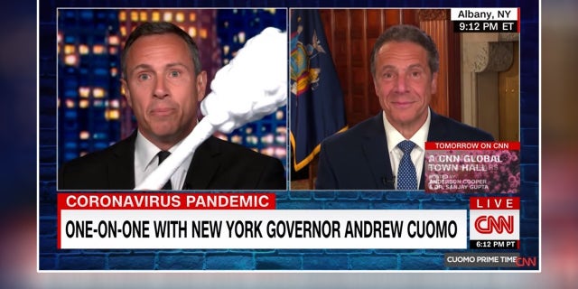 El exgobernador de Nueva York Andrew Cuomo (derecha) y el expresentador de CNN Chris Cuomo salieron al aire en 2020 al comienzo de la pandemia de COVID.