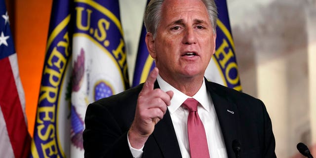 Sur cette photo du 21 janvier 2021, le chef de la minorité parlementaire Kevin McCarthy, de Californie, prend la parole lors d'une conférence de presse à Capitol Hill à Washington.  Il y a à peine deux semaines, McCarthy a déclaré le président de l'époque, Donald Trump, coupable de l'attaque contre le Capitole du pays alors que les dirigeants de Washington se retiraient de la violence.  Mais le 28 janvier, McCarthy rencontrait Trump à Mar-a-Lago pour embrasser l'anneau d'un homme qui reste le chef incontesté du Parti républicain.  (Photo AP / Susan Walsh)