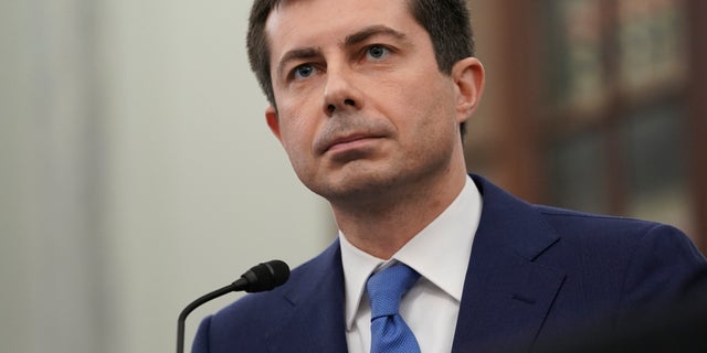 Dans cette photo d'archive du 21 janvier 2021, le candidat du secrétaire aux Transports Pete Buttigieg prend la parole lors d'une audience de confirmation du Comité sénatorial du commerce, des sciences et des transports à Capitol Hill à Washington.  Buttigieg est l'un des meilleurs secrétaires du cabinet Biden vendant le président "Plan d'emploi américain." (Stefani Reynolds / Piscine via AP)