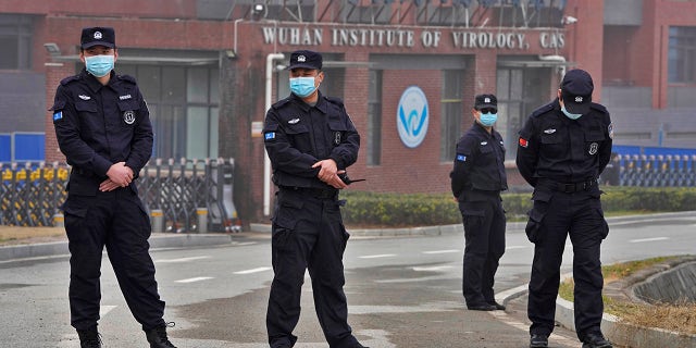 Guardas de segurança se reúnem perto da entrada do Instituto de Virologia de Wuhan durante uma visita da equipe da Organização Mundial da Saúde em Wuhan, província de Hubei na China, na quarta-feira, 3 de fevereiro de 2021.  (AP Photo / Ng Han Guan)