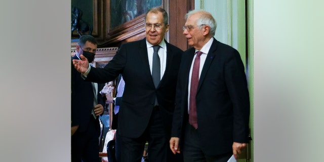 Sur cette photo publiée par le service de presse du ministère russe des Affaires étrangères, le ministre russe des Affaires étrangères Sergueï Lavrov, à gauche, accueille le haut représentant de l'UE pour les affaires étrangères et la politique de sécurité, Josep Borrell, pour assister à une conférence de presse conjointe après des entretiens à Moscou, Russie, vendredi 5 février 2021 (Service de presse du ministère russe des Affaires étrangères via AP)