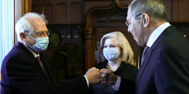 Sur cette photo publiée par le service de presse du ministère russe des Affaires étrangères, le ministre russe des Affaires étrangères Sergueï Lavrov, à droite, et le haut représentant de l'UE pour les affaires étrangères et la politique de sécurité Josep Borrell portant un masque pour se protéger contre le coronavirus, ils disent au revoir avant les pourparlers. à Moscou, Russie, vendredi 5 février 2021 (service de presse du ministère russe des Affaires étrangères via AP)