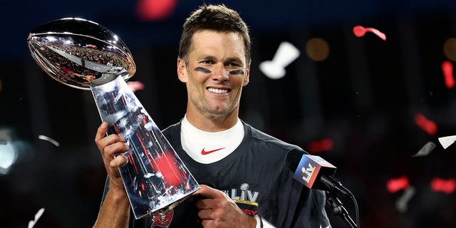 坦帕湾海盗队四分卫汤姆·布雷迪 (12) holds the Vince Lombardi trophy following the NFL Super Bowl 55 football game against the Kansas City Chiefs, 星期日, 二月. 7, 2021, 在坦帕, 弗拉. Tampa Bay won 31-9.