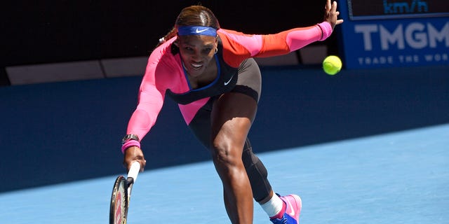 United States' Serena Williams makes a forehand return to Russia's Anastasia Potapova during their third round match at the Australian Open tennis championship in Melbourne, Australia, viernes, feb. 12, 2021. (Foto AP/Andy Brownbill)