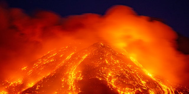 Lava plūst no Etnas kalna vulkāna netālu no Katānijas, Sicīlijā, otrdien, 2021. gada 16. februārī. Aktīvākais vulkāns Eiropā otrdien dzīvs parādījās ap pulksten 16 pēc vietējā laika, ziņo Itālijas Ģeofizikas un vulkanoloģijas institūts.  (AP foto / Salvatore Allegra)
