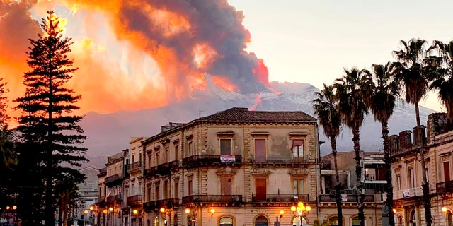 Etna, najaktívnejšia sopka v Európe, chrlí popol a lávu, ako je zrejmé z juhoitalskej Catanie v utorok 16. februára 2021. Etna na juhu Talianska sa vrátila k veľkolepému sopečnému pohybu a spustila oblaky popola. .  Láva chrlí.  (David Anastasi / La Presse prostredníctvom agentúry Associated Press)