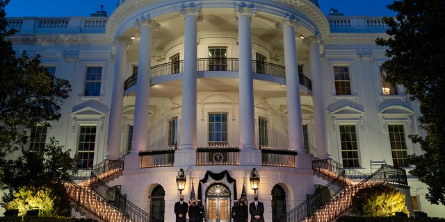 Le président Joe Biden, la première dame Jill Biden, la vice-présidente Kamala Harris et Doug Emhoff participent à un moment de silence lors d'une cérémonie en l'honneur des 500000 Américains décédés du COVID-19, à la Maison Blanche, le lundi 22 février 2021 , à Washington.  (Photo AP / Evan Vucci)