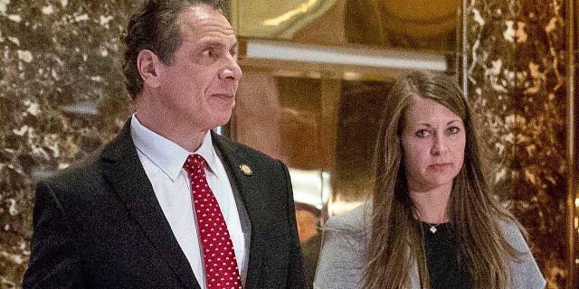 FILE — In this Jan. 18, 2017 foto de archivo, Gobernador de Nueva York. Andrew Cuomo, accompanied by his chief of staff Melissa DeRosa, walks to talk with members of the media after meeting with President-elect Donald Trump at Trump Tower in New York. De Rosa, Cuomo's top aide, told top Democrats frustrated with the administration's long-delayed release of data about nursing home deaths that the administration "froze" over worries about what information was "going to be used against us," according to a Democratic lawmaker who attended the Wednesday, feb. 10, 2021 meeting and a partial transcript provided by the governor's office. (Foto AP / Andrew Harnik, Archivo)