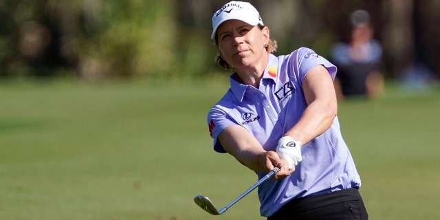 Annika Sorenstam chips a shot to the green