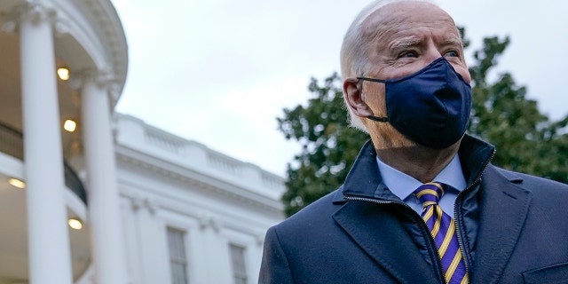 El presidente Joe Biden camina por el jardín sur de la Casa Blanca para abordar el Marine One después de hablar con los periodistas el martes 16 de febrero de 2021 en Washington. Biden viajará a Milwaukee para participar en un evento del ayuntamiento.