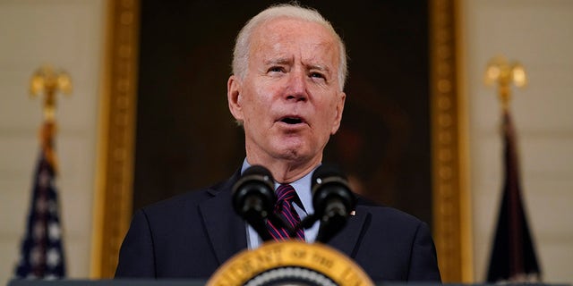 President Joe Biden speaks about the economy in the State Dinning Room of the White House, 星期五, 二月. 5, 2021, 在华盛顿. (美联社照片/亚历克斯·布兰登)