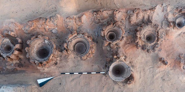 Cette photo fournie par le ministère égyptien des Antiquités montre des bassins de poterie utilisés pour chauffer un mélange de céréales et d'eau pour produire de la bière, selon les archéologues.