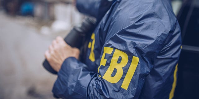 Un agent du FBI utilise une arme à feu en action