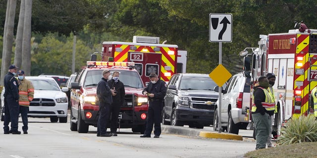 Law enforcement blocks an area where a shooting injured several FBIs while serving an arrest warrant, Tuesday, February 2, 2021, in Sunrise, Fla. (AP Photo / Marta Lavandier)