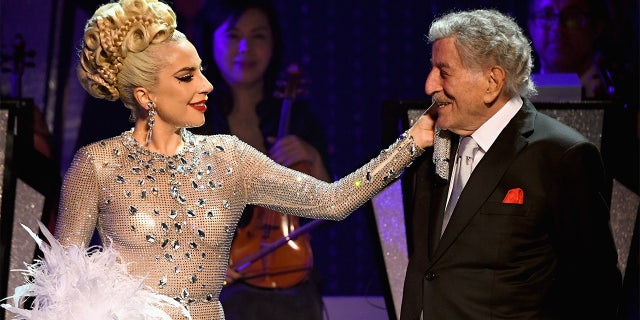 Lady Gaga (izquierda) actúa con Tony Bennett durante su 'JAZZ';  PIANO Residence en el Park Theatre del Park MGM el 20 de enero de 2019 en Las Vegas, Nevada. 