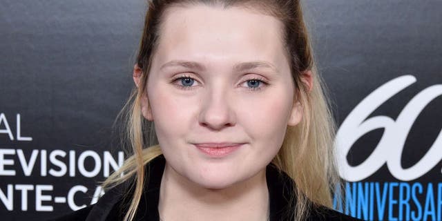 Abigail Breslin announced her father's death on Friday, two weeks after revealing he was battling COVID-19.