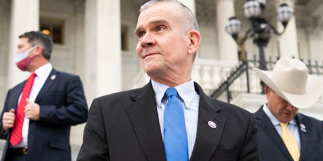 El representante Matt Rosendale, R-Mont., se ve durante una foto grupal con miembros de primer año de la Conferencia Republicana de la Cámara en los escalones de la Casa del Capitolio el 4 de enero de 2021. (Tom Williams/CQ-Roll Call, Inc a través de Getty Images) )