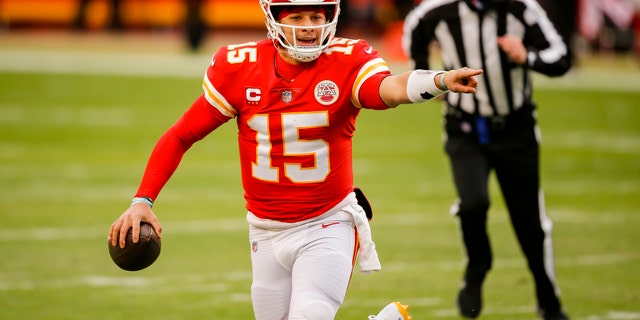 Patrick Mahomes of the Kansas City Chiefs looks for an open receiver in the second quarter against the Cleveland Browns in the AFC Divisional Playoff at Arrowhead Stadium on January 17, 2021, in Kansas City. (David Eulitt/Getty Images)