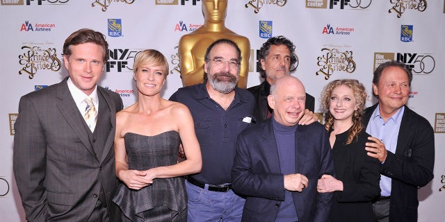 (L-R) Cary Elwes, Robin Wright, Mandy Patinkin, Chris Sarandon, Wallace Shawn, Carol Kane, and Billy Crystal attend the 25th anniversary screening and cast reunion of ‘The Princess Bride’ during the 50th New York Film Festival at Alice Tully Hall on October 2, 2012 뉴욕시.