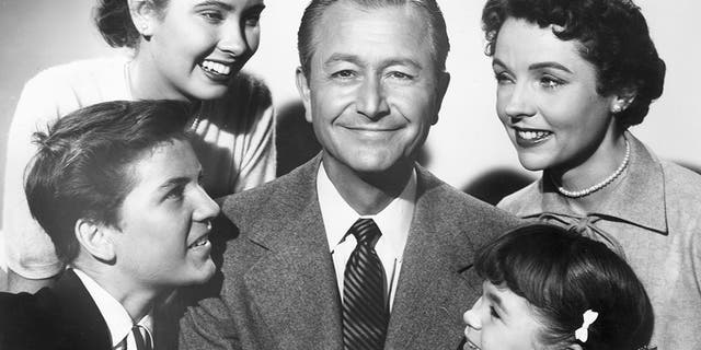 Promotional portrait of the cast of the television series, 'Father Knows Best'. Clockwise from lower left: Billy Gray, Elinor Donahue, Robert Young, Jane Wyatt and Lauren Chapin.
