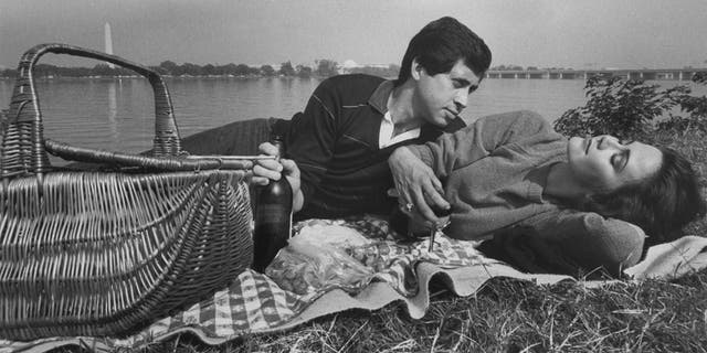 Robert Altman with his then-girlfriend, actress Lynda Carter.