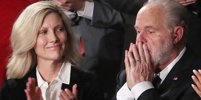 Kathryn Limbaugh applaudit lorsque son mari, Rush Limbaugh, reçoit la médaille présidentielle de la liberté le 4 février 2020 (Photo de Mark Wilson / Getty Images)