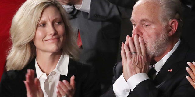 Kathryn Limbaugh applaudit lorsque son mari, Rush Limbaugh, reçoit la médaille présidentielle de la liberté le 4 février 2020 (Photo de Mark Wilson / Getty Images)