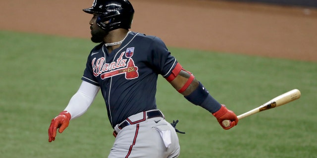 이번 8월. 16, 2020, 파일 사진, Atlanta Braves' Marcell Ozuna watches his single during the first inning of a baseball game against the Miami Marlins in Miami.