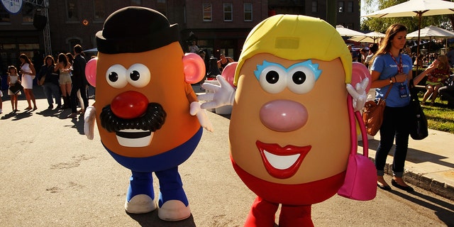 M. Potato Head, le classique Hasbro <a href ="https://www.foxnews.com/category/tech/topics/toys" cible ="_Vide"> the toy brand </a>, which includes the mustached Mr. Potato Head and Mrs.  Clean shaven Potato Head, will soon be renamed <a href ="https://www.foxnews.com/lifestyle/woman-makes-gender-neutral-playing-card-deck" cible ="_Vide"> non sexist </a> "Potato head" line of toys. “/></source></source></picture></div>
<div class=