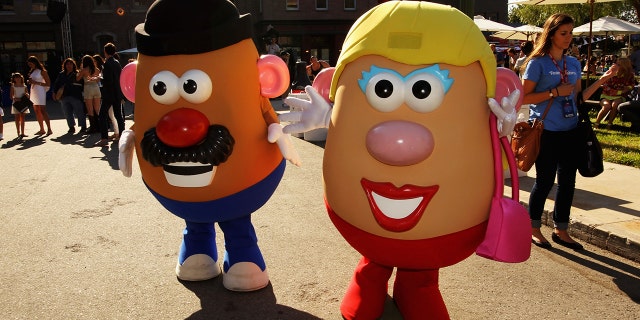 M. Potato Head, le classique Hasbro <a href ="https://www.foxnews.com/category/tech/topics/toys" cible ="_Vide"> the toy brand </a>, which includes the mustached Mr. Potato Head and Mrs.  Clean shaven Potato Head, will soon be renamed <a href ="https://www.foxnews.com/lifestyle/woman-makes-gender-neutral-playing-card-deck" cible ="_Vide"> non sexist </a> "Potato head" line of toys. “/></source></source></picture></div>
<div class=