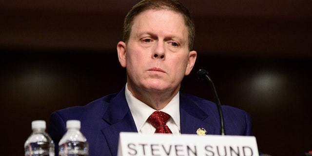 L'ancien chef de la police du Capitole Steven Sund témoigne devant un Sénat de la sécurité intérieure et des affaires gouvernementales & ; Audience conjointe sur les règles et l'administration du Sénat à Capitol Hill, Washington, le mardi 23 février 2021, pour examiner l'attaque du 6 janvier contre le Capitole. (Erin Scott/The New York Times via AP, Pool)