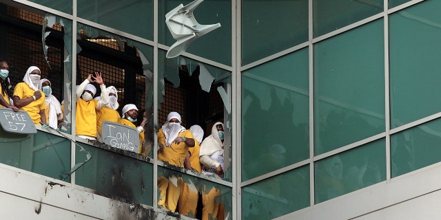 Seorang narapidana melempar kursi dari jendela yang pecah di St. Louis Justice Center, yang dikenal sebagai penjara kota, setelah terjadi kebakaran di fasilitas tersebut pada Sabtu, 6 Februari 2021.