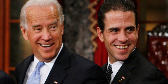 O vice-presidente eleito Joe Biden, à esquerda, com seu filho Hunter durante uma reencenação da cerimônia de juramento do Senado na Antiga Câmara do Senado no Capitólio, em Washington, em 6 de janeiro de 2009.