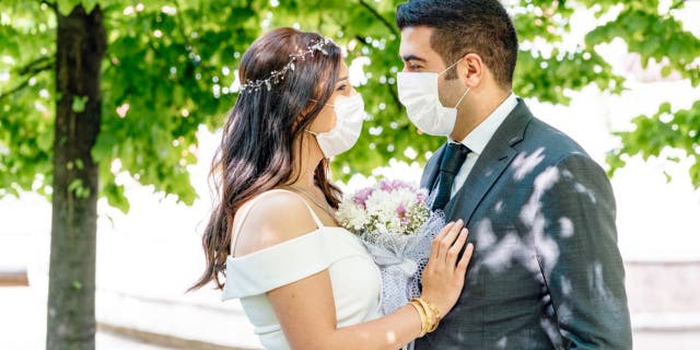 The coronavirus pandemic reportedly kicked down the average cost of a <a href="https://www.foxnews.com/category/lifestyle/weddings" target="_blank">wedding</a> in the U.S., according to The Knot. (iStock)