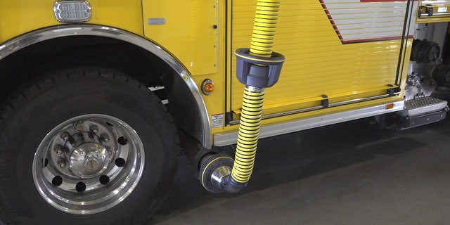 Le service d'incendie de Goodyear a un tuyau jaune vif relié à l'échappement de leur camion d'incendie, qui redirigera ensuite les vapeurs nocives vers le haut et hors de la station.
