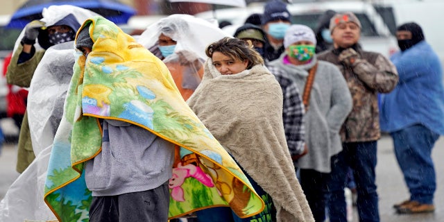 People wait in line to fill propane tanks on Wednesday in Houston. (美联社)