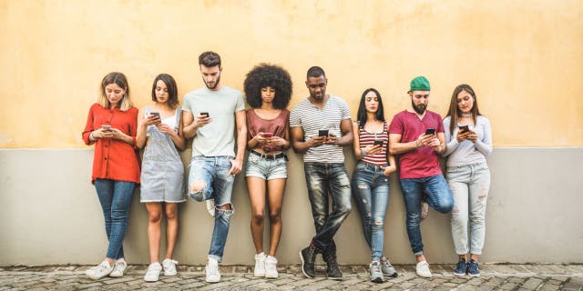 Young people addicted to smart phones (iStock)