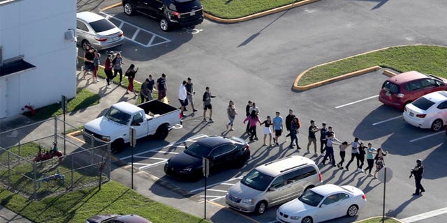 Durante una sparatoria a febbraio, gli studenti sono stati evacuati dalla polizia dalla Marjorie Stoneman Douglas High School di Parkland, in Florida. 